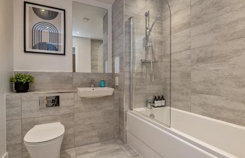 SUPERIOR AIRPORT SUITE, FREE Parking, Stylish, BALCONY, Two Bathrooms, Close To Airport, Station & Centre - Foto 5