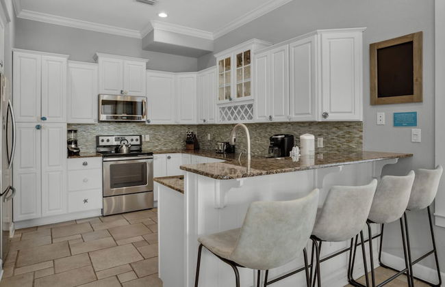 4BR Home, Private Pool, Steps From Beach, Minutes to Top Attractions - Foto 15