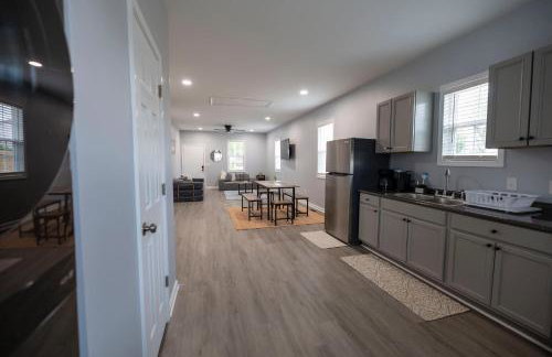 3 Min to Downtown - 10 Min to Elon - Smart TVs - Foto 15