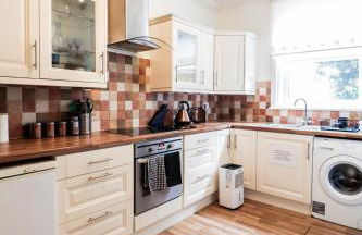 Spacious 4-Bed Home, Perfect Stay with Free WiFi - Foto 7