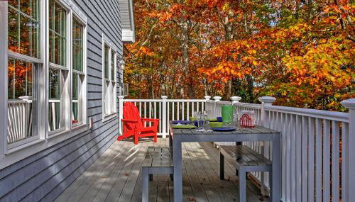 Beautiful Sandy Point Getaway with Wraparound Deck! - Foto 2