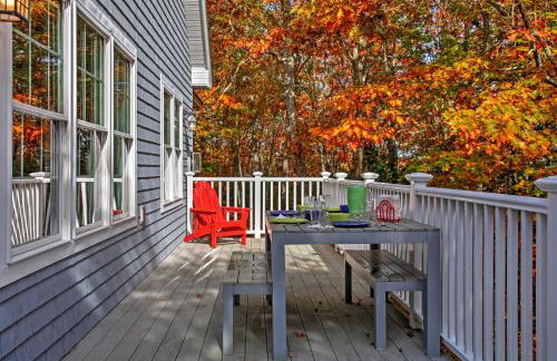 Beautiful Sandy Point Getaway with Wraparound Deck! - Foto 2