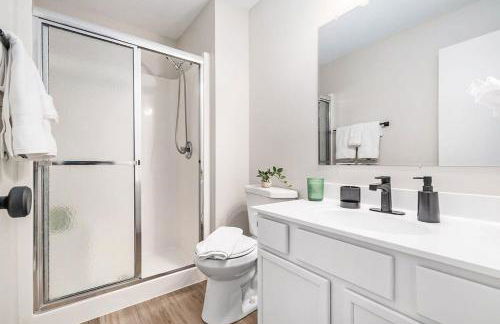 Elegant Escape-Fenced Yard BBQ & Cozy Fire Pit - Foto 25