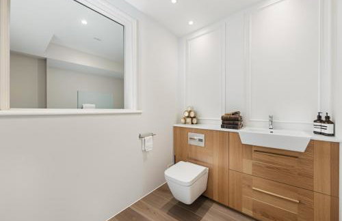 Spacious 4-bed townhouse with parking - Foto 9