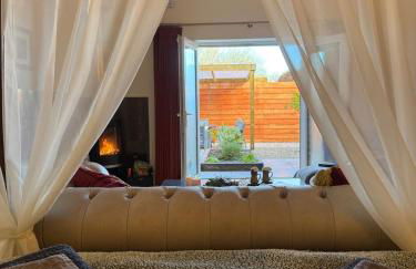 Romantic Luxury Cabin & Hot Tub near New Forest Dorset - Photo 24