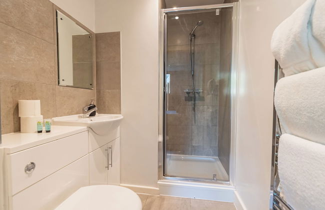 Two Bedroom Newcastle City Quayside Apartment - Photo 9