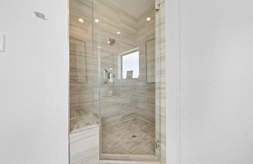 Luxury Downtown Home with Rooftop Deck And Skyline View - Photo 15