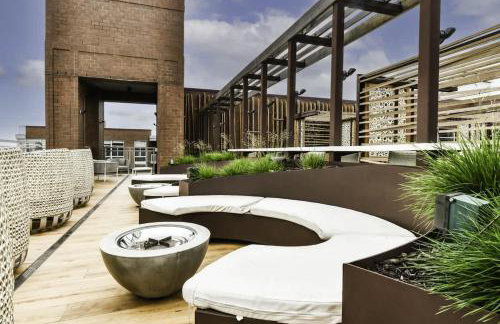 Urban 2BR Oasis with Scenic Rooftop and Gym - Foto 17