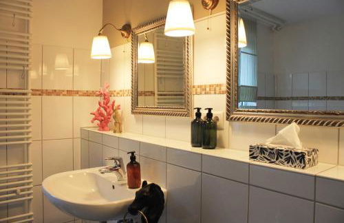 R B Apartment Hamburg Family - zentrumsnah - 108 qm mit Dachterrasse - Küche - Waschtrockner - Smart TV - Badewanne & Dusche - kostenloser Parkplatz - 2 Schlafzimmer - Foto 10