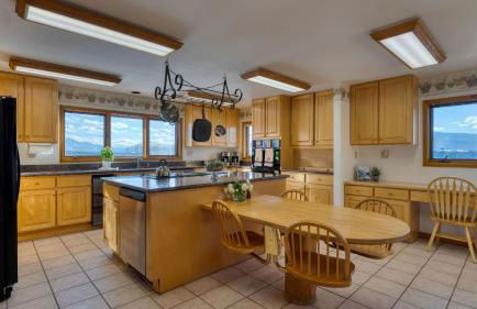 Sleeps 20 Secluded 7BDR Retreat on 71 Priv Acres Elkstone Lodge by AvantStay - Foto 4