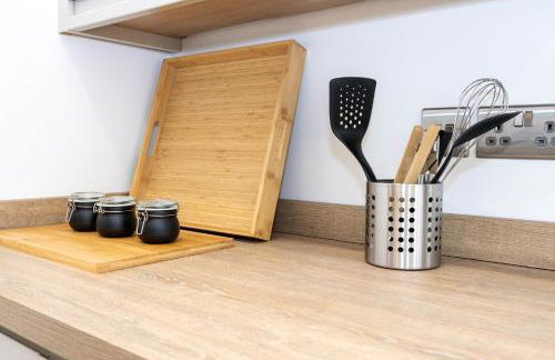 Stanway Apartments- Free Parking & Close To Tram Stop - Photo 5