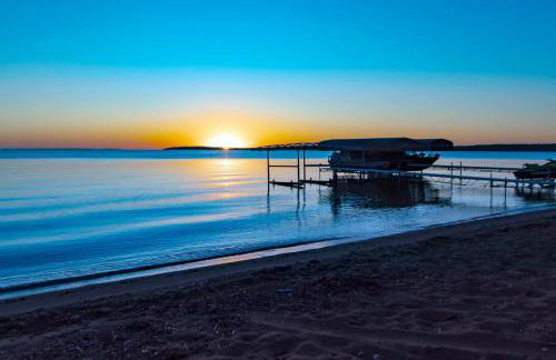 Dog Friendly Leech Lake Home w Perfect Beach Garage Boat Lift - Foto 16