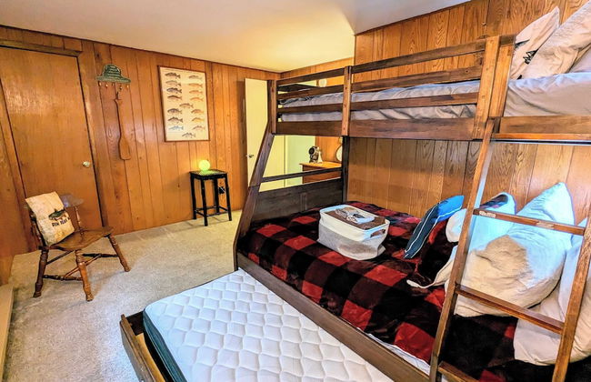 Harmony Cottage by Avantstay Lake Access, Hot Tub, Fire Pit, & Game Room - Foto 26