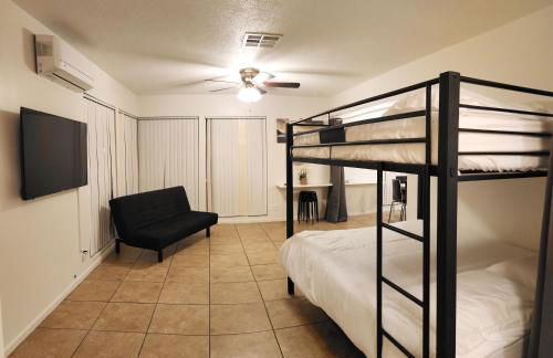 Centrally Located, 4x Queen, 300 MBPS Internet with Backyard! - Foto 15