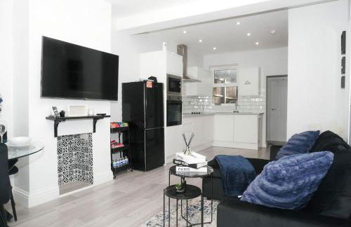 Luxury 3-Bedroom Home , with Free parking - Photo 3