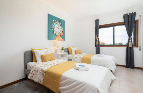 Sunny Cozy Flat w/ Terrace - São João - Foto 8