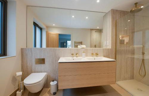 Spacious 5BR Home Near New Forest & Coast - Parking - Sleeps 10 - Photo 33