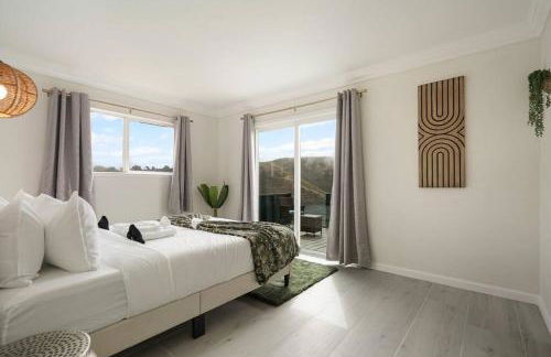 Mountain View 2BR 1 Bath Retreat with Private Lanai - Photo 15