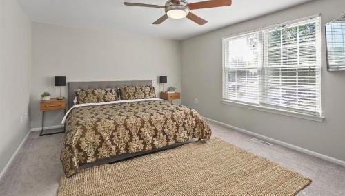 Luxury End Unit Townhome Just 40 Minutes from DC, Pet-Friendly, Privacy Fenced - Foto 2