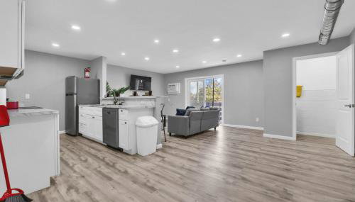 Bright 2BR Condo Near Restaurants and Entertainment - Foto 3