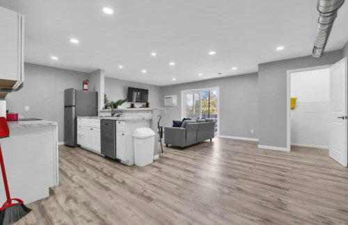 Bright 2BR Condo Near Restaurants and Entertainment - Foto 3