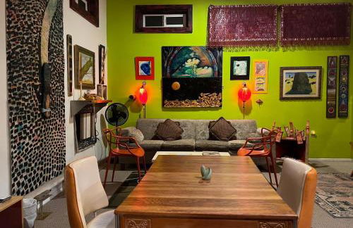 SPACE CASTLE: a 1950s Gas Station transformed into an Art Themed Wonderland - Foto 11