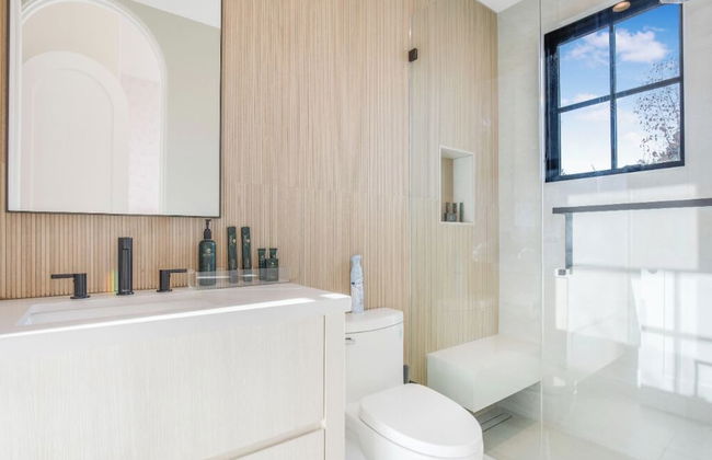 Villa Camellia - Charming 5 BR Home in the Heart of Studio City - Photo 46