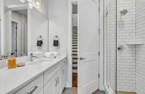 NEW Luxe 4BR 12 Beds - RoofDeck Views - Chefs Kitchen - Foto 29