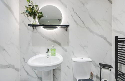 Liverpool Warehouse Flat - Sleeps 5, WiFi, Free On-Site Parking - Foto 12