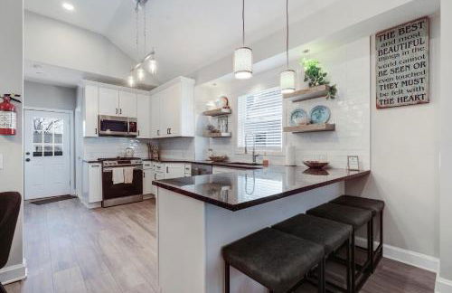 3BR Beach House | Fire Pit & Bar | Steps to Beach - Foto 56