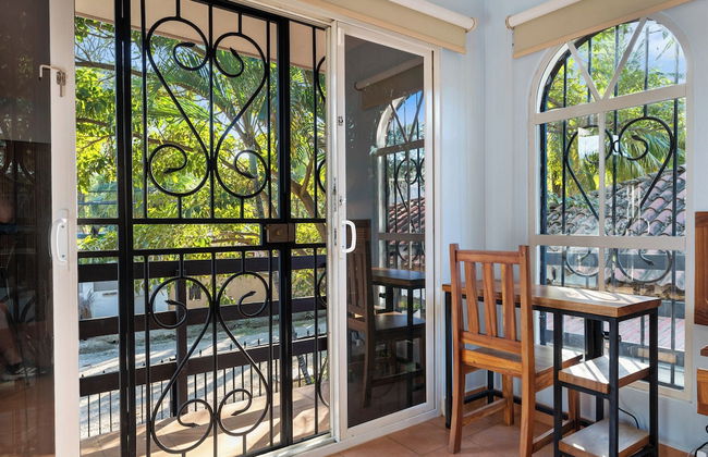 Spacious Home w/ Private Pool & Covered Patio Near the Beach - Foto 15