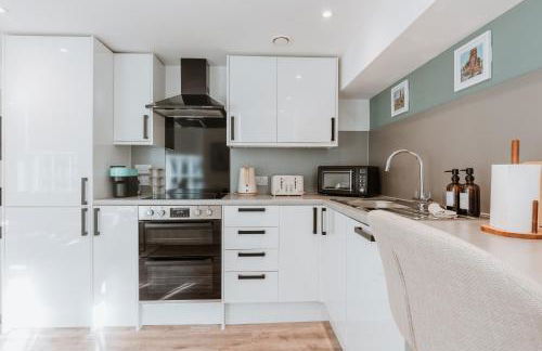 2 Bed Apartment Overlooking the Square Step Out to Shops & Dining - Foto 9