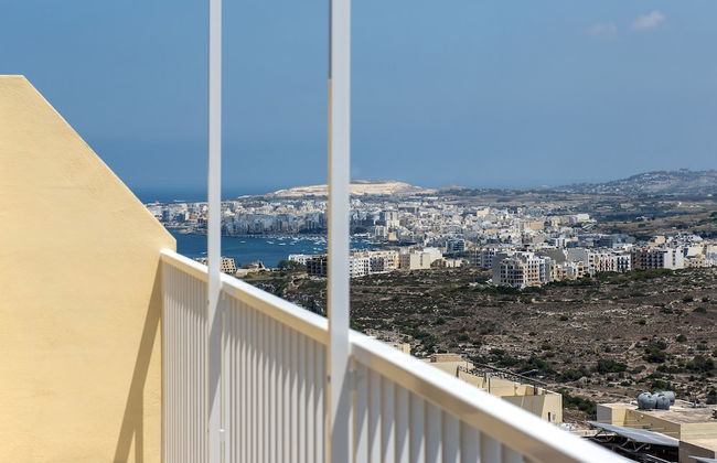 Summer Breeze Penthouse with large Terrace and Hot Tub by Getaways Malta - Foto 39