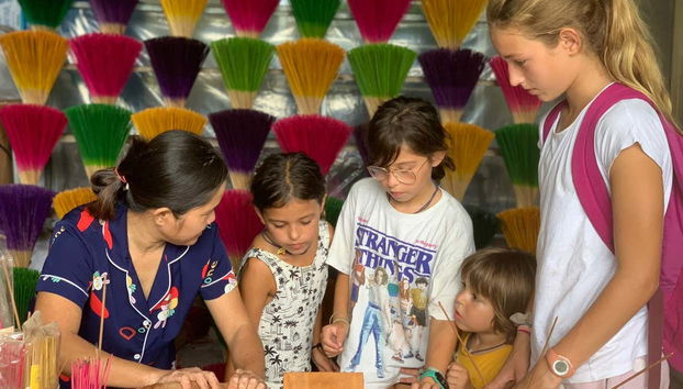 Durante la visita di una fabbrica di incenso