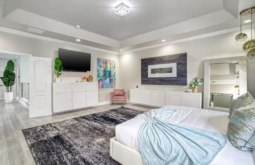 Luxury Tropical Living , 4BR w Backyard Pool Oasis - Foto 22