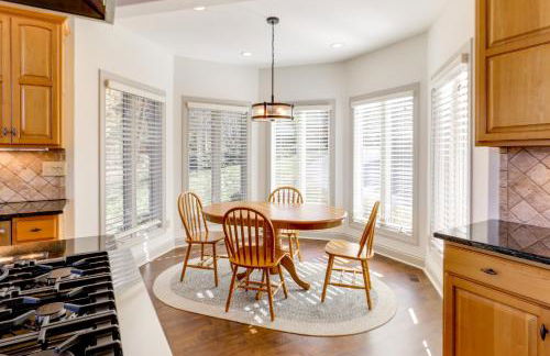 Lakefront Haven with Hot Tub and Game Room in Hickory! - Foto 13