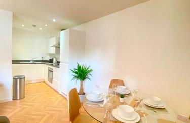 2 Double beds OR 4 Singles, 2 Bathrooms, FREE PARKING, Smart TV's, Close to Gunwharf Quays, Beach & Historic Dockyard - Foto 6