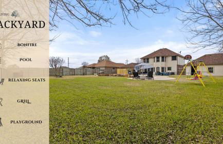 Luxurious Home with Huge Pool - Photo 12