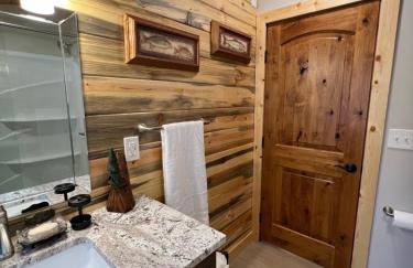 Rustic 1 bd 1 ba Cabin at New Waitts Lake Resort - Foto 20