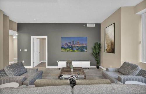 Luxury 13th Floor Condo: Downtown/ Parking 16 /Gym - Photo $