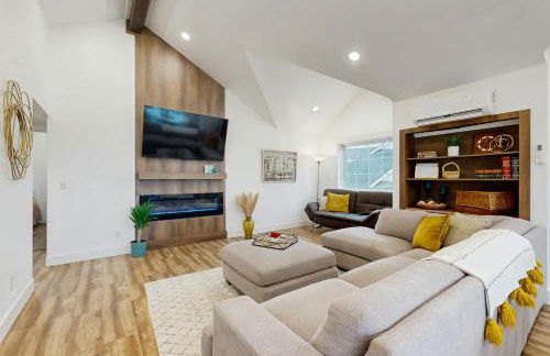 Home with Farmstyle Loft and Views, Mins to Dtwn - Foto 8