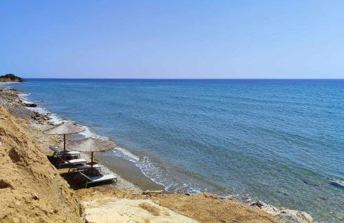 Seafront Villa Nafsika - Private Heated infinity Pool - Direct access to the beach - Play area - Foto 39