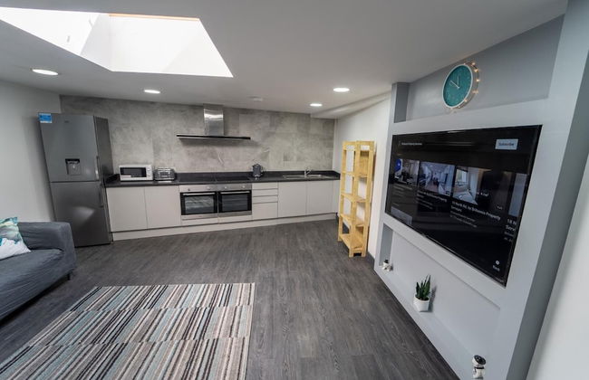 Fully Serviced Studio Available Close to the City - Photo 5