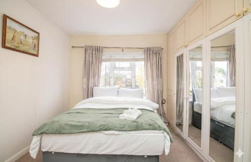 Spacious 6BR Family & Group Home Garden & Parking Sleeps 10 - Foto 11