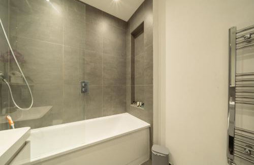 New! Modern Elegant 2-Bed Apartment, free parking - Photo 20