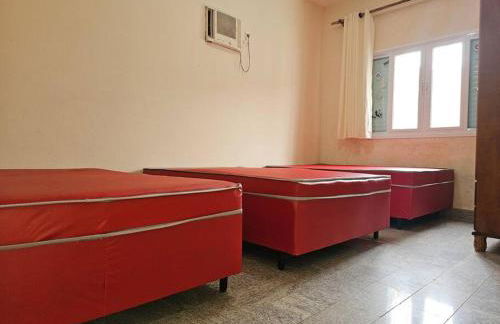 Belíssima Casa a Beira Mar com Piscina Aquecida Cobrado a Parte, 5 Quartos com Ar Condicionado, Amplo Salão de Jogos com Mesas de Bilhar e Pebolim, Amplo Espaço Externo com Churrasqueira em Deck Gourmet Coberto frente a Piscina,Tudo isso á Beira Mar - Photo 51