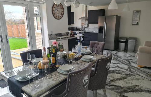 SAV 5 bedroom Executive detached house in Leiceste - Photo 10