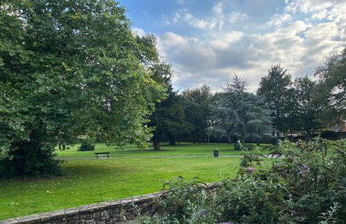 Park View is a beautiful whole entire house close to town centre, sleeps 8 in 4 rooms, 2 doubles and 4 single beds with 2 shower rooms, available for holidays, insurance stays, trades people, contractors, pets welcome - Foto 25