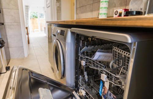 4 bedroom house with Garden, Parking & 3 mins Walking Distance from Train Station - Photo 19