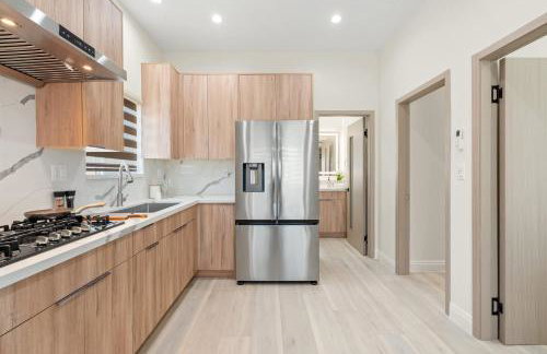Cozy Modern Home w Full Kitchen & Parking - Foto 10
